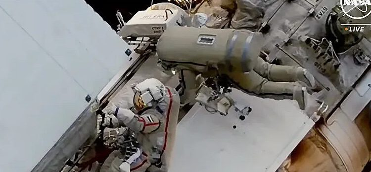 Los cosmonautas rusos completaron su salida espacial dos horas antes de lo previsto