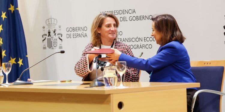 Teresa Ribera y Margarita Robles firman el Acuerdo interdepartamental para la mejora de la flota estatal de aviones anfibios contra incendios forestales