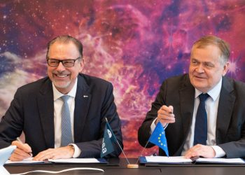 El director general de la ESA, Josef Aschbacher y el director general de Industria de Defensa y Espacio de la Comisión Europea, Timo Pesonen.