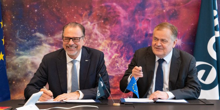 El director general de la ESA, Josef Aschbacher y el director general de Industria de Defensa y Espacio de la Comisión Europea, Timo Pesonen.