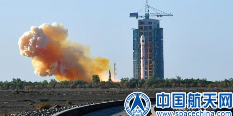 China lanza el cohete Long March 4C
