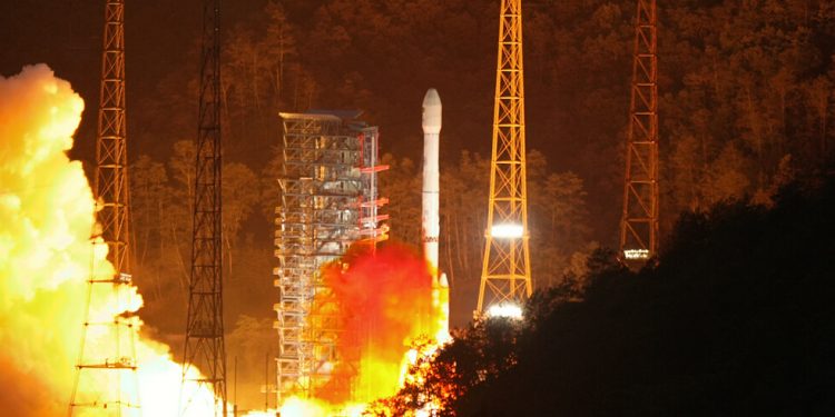 China lanza seis satélites, uno de ellos para una misión de comunicaciones de Pakistán