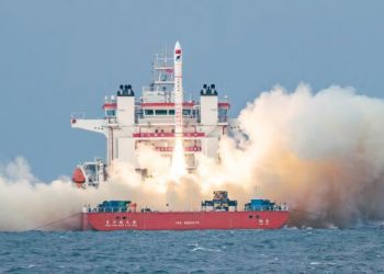 China lanzó cuatro satélites desde el mar