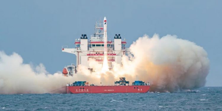 China lanzó cuatro satélites desde el mar
