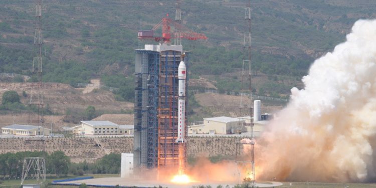 China lanzó un cohete Larga marcha-2D con cuatro satélites a bordo