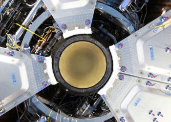 El ESM-3 de la nave Orion instala su motor principal para la misión Artemisa III