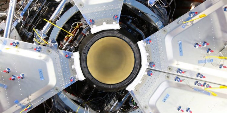 El ESM-3 de la nave Orion instala su motor principal para la misión Artemisa III