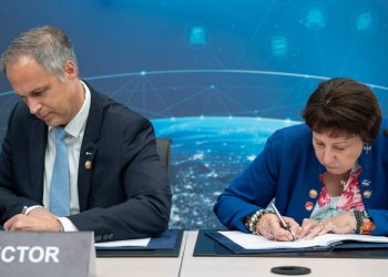 El director de Exploración Humana y Robótica de la ESA, Daniel Neuenschwander, y la administradora Asociada de la Dirección de Misiones Científicas de la NASA, Nicky Fox,