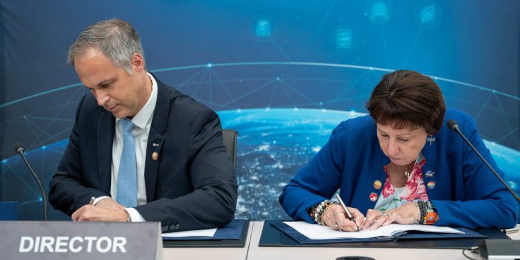 El director de Exploración Humana y Robótica de la ESA, Daniel Neuenschwander, y la administradora Asociada de la Dirección de Misiones Científicas de la NASA, Nicky Fox,