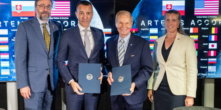 Eslovaquia y Perú se unen a los acuerdos Artemisa para la exploración espacial responsable