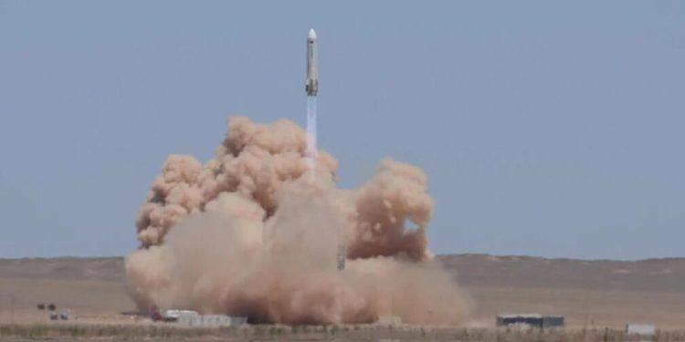 China completó la primera prueba VTOL de un cohete reutilizable