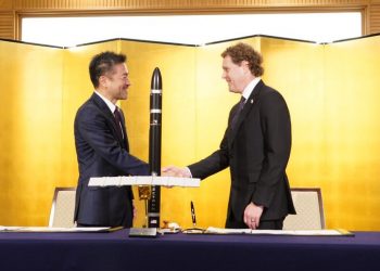 El fundador y CEO de Rocket Lab, Peter Beck, el fundador y CEO de Synspective, Motoyuki Arai.
