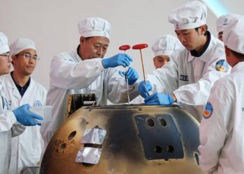 Investigadores chinos examinan las primeras muestras lunares tomadas por la sonda Chang’e-6