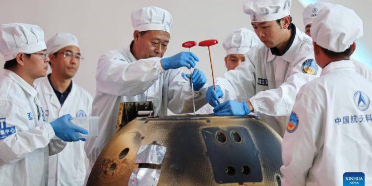 Investigadores chinos examinan las primeras muestras lunares tomadas por la sonda Chang’e-6