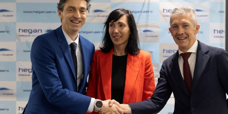 José Julián Echevarría entregó el testigo a Ricardo Chocarro, consejero delegado de Aernnova, como presidente de HEGAN.