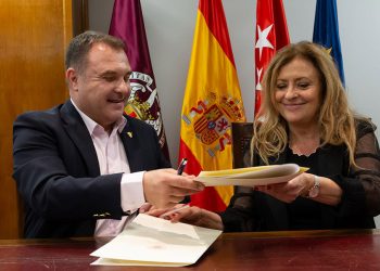 A la firma del convenio acudieron la directora general de la FGUCM MP, María Paz García-Vera, y el decano del COPAC, Carlos San José Plasencia.