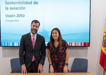 Benito Núñez, secretario general de Transportes Aéreo y Marítimo del Ministerio, firmó la adhesión