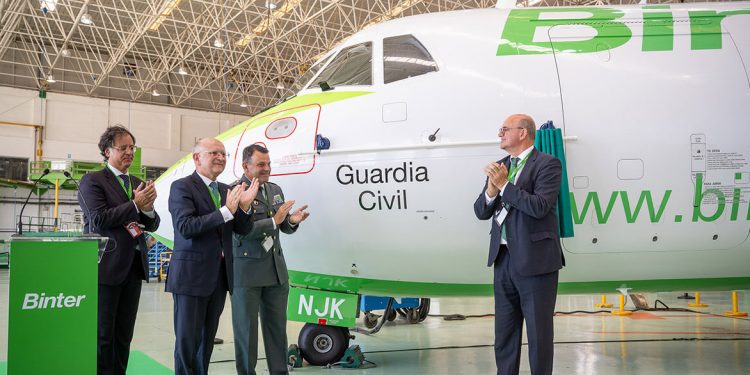Binter honra a la Guardia Civil al nombrar un avión en su honor