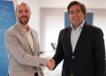 Óscar Lara, COO de Crisalion y Antonio López-Lázaro, CEO de Euroairlines en la firma del acuerdo.