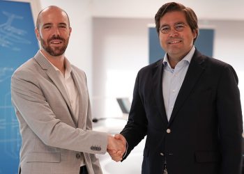 Óscar Lara, COO de Crisalion y Antonio López-Lázaro, CEO de Euroairlines en la firma del acuerdo.