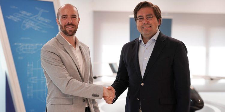 Óscar Lara, COO de Crisalion y Antonio López-Lázaro, CEO de Euroairlines en la firma del acuerdo.