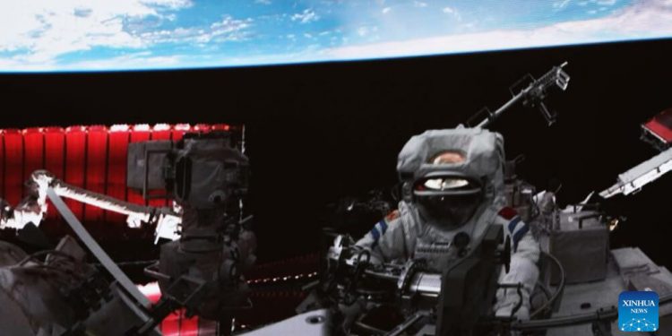 Dos astronautas chinos completaron segunda caminata espacial