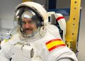 El astronauta español de la ESA Pablo Álvarez se prueba el traje especial para caminatas espaciales fuera de la ISS