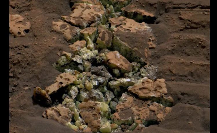 El rover Curiosity de la Nasa encuentra cristales de azufre puro