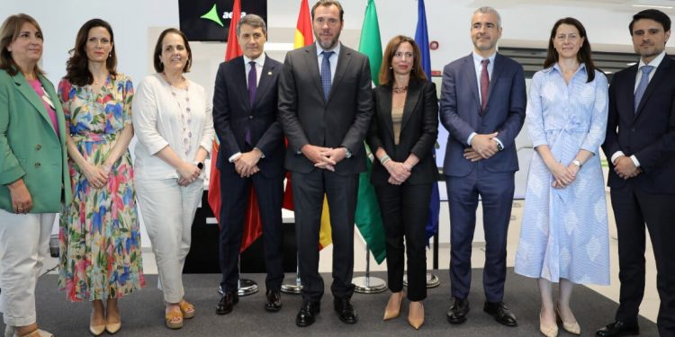 Óscar Puente, con el resto de autoridades presentes en el acto de inauguración