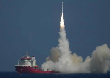 China lanzó el cohete comercial CERES-1 con seis satélites desde el mar