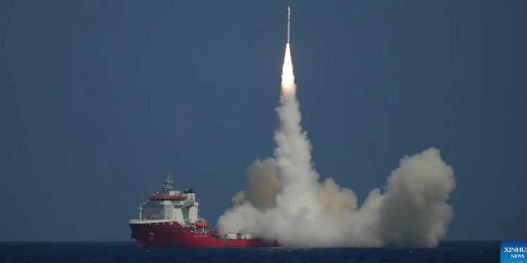 China lanzó el cohete comercial CERES-1 con seis satélites desde el mar