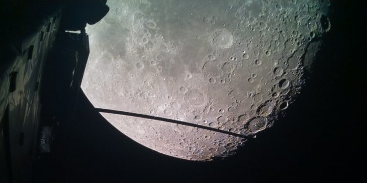 En su camino a la Tierra, JUICE tomó una imagen de la Luna