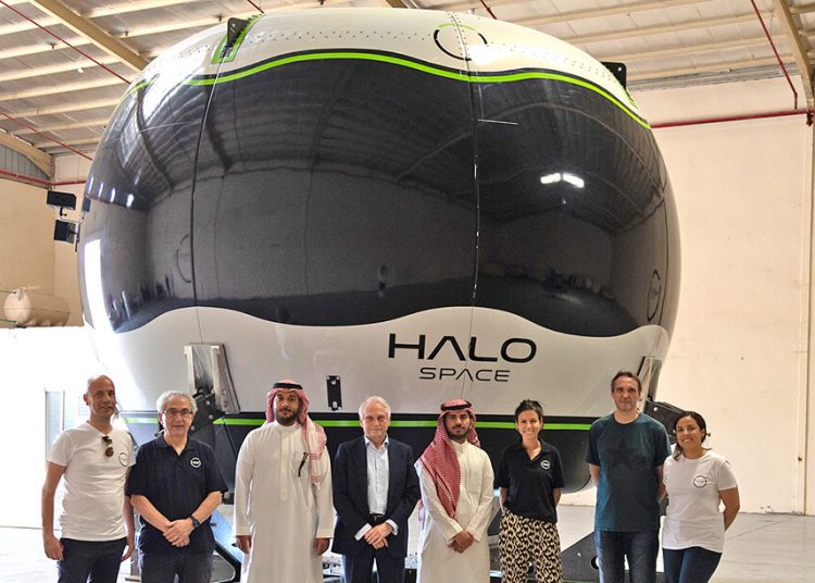 Miembros de HALO Space y la CST con la capsula Aurora