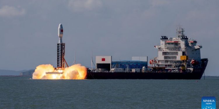 China lanzó ocho satélites desde el mar