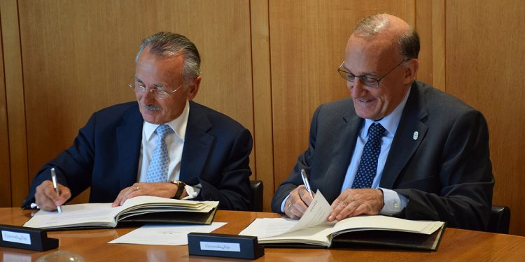 De izquierda a derecha Luis Furnells, presidente ejecutivo de Grupo Oesía, y Manuel Joaquín Reigosa rector de la Universidade de Vigo