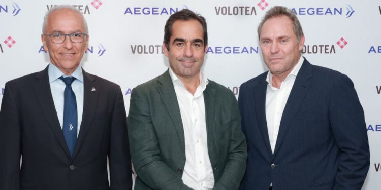 Dimitris Gerogiannis, CEO de Aegean; Carlos Muñoz, CEO de Volotea; y Eftichios Vassilak, director de Aegean.