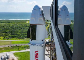 El cohete Falcon 9 de SpaceX, con la nave espacial Dragon en la parte superior