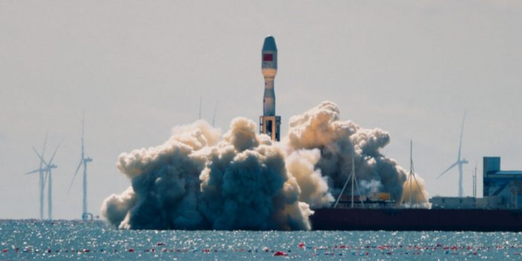 El cohete Jielong-3 logra un lanzamiento exitoso desde el mar y coloca ocho satélites en órbita