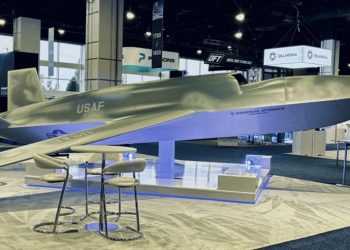 GA-ASI presenta las aeronaves no tripuladas XQ-67A OBSS y el modelo a escala del CCA
