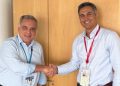 Giorgio Tumino, Asesor Técnico Principal de Transporte Espacial en la ESA, y Adrià Argemí, CEO de Pangea Aerospace, formalizando el acuerdo.