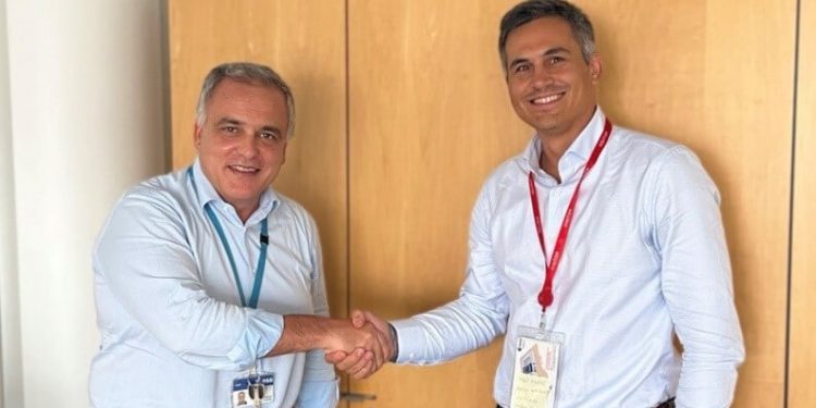 Giorgio Tumino, Asesor Técnico Principal de Transporte Espacial en la ESA, y Adrià Argemí, CEO de Pangea Aerospace, formalizando el acuerdo.