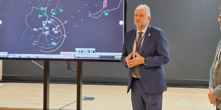 Javier Delgado, director de la Región Canarias de ENAIRE, explicando la nueva operativa.