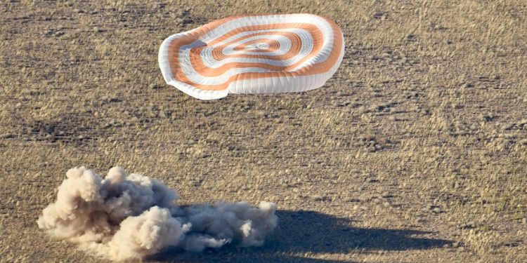 La Soyuz MS-25, con tres astronautas a bordo, aterrizó en Kazajstán procedente de la ISS 