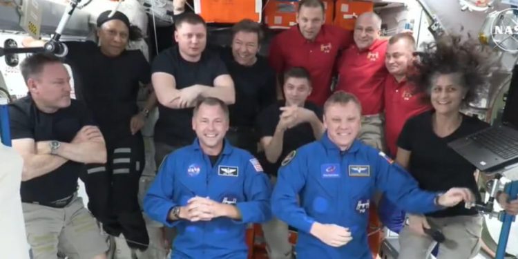La nave Dragon de SpaceX con dos astronautas llegó a la ISS