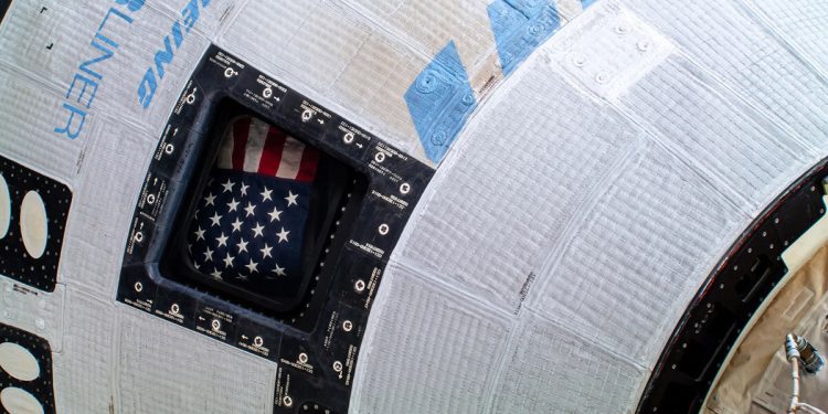 Los astronautas Wilmore y Williams de la Nasa despiden a la nave Starliner