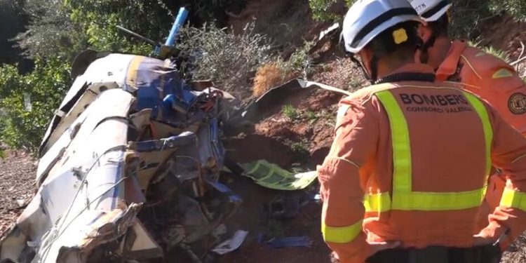 Tres muertos al colisionar un helicóptero con líneas de alta tensión en Valencia