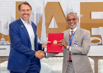 JoeBen Bevirt, fundador y CEO de Joby Aviation, presentó una Carta de Intención a Su Excelencia Saif Mohammed Al Suwaidi, director general de la Autoridad General de Aviación Civil de los Emiratos (GCAA).
