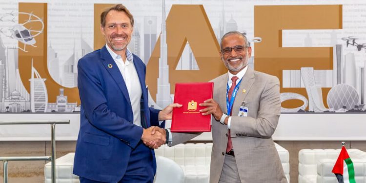 JoeBen Bevirt, fundador y CEO de Joby Aviation, presentó una Carta de Intención a Su Excelencia Saif Mohammed Al Suwaidi, director general de la Autoridad General de Aviación Civil de los Emiratos (GCAA).