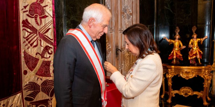 Borrell recibe la Gran Cruz del Mérito Aeronáutico con distintivo blanco