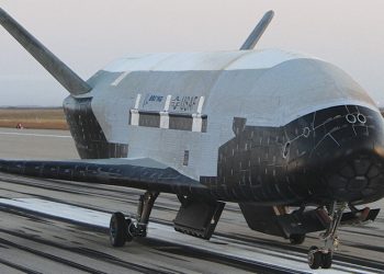 El X-37B construido por Boeing comienza a realizar maniobras espaciales avanzadas